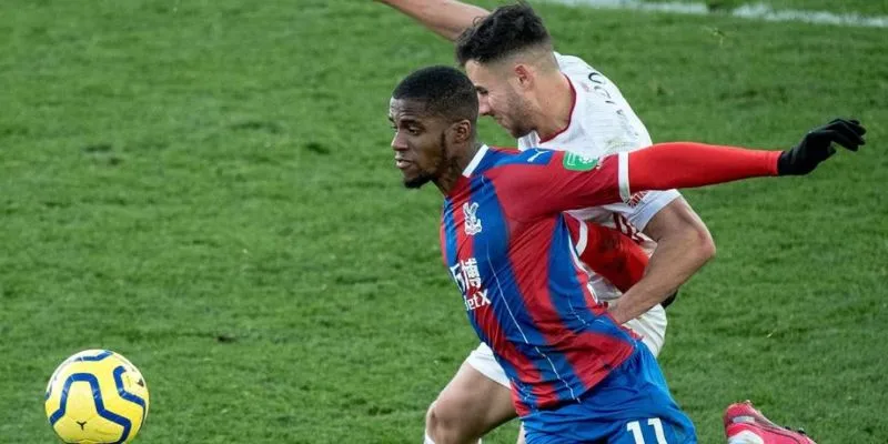 Cầu thủ đối phương sắp xâm nhập vào khu vực nguy hiểm bên đội nhà